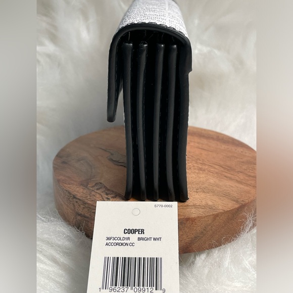 Michael Kors Cooper Logo Accordion Card Case White/Gray - Picture 3 of 6